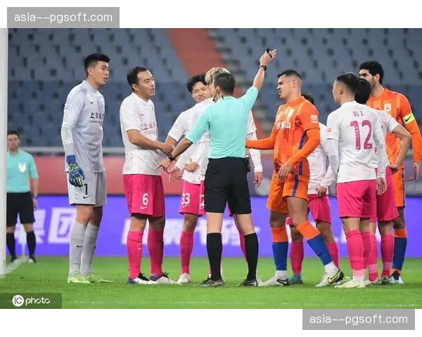 特写：VAR长时间介入检查，梅斯球员围堵裁判讨要说法